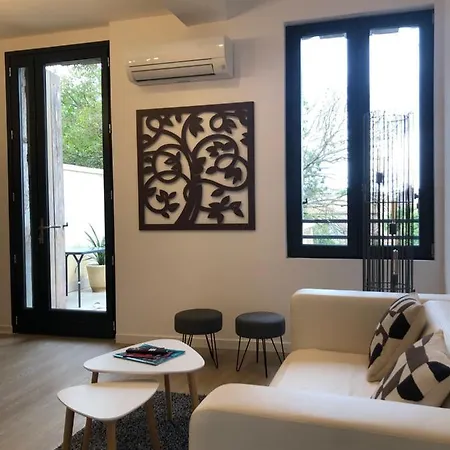 Appartamento Coté Jardin Est Un Spacieux Et Lumineux T3, Entièrement Rénové, à 2 Pas De L'hérault Et à 10min Du Bord De Proche Du Centre Historique Et Du Fabuleux Château Laurens, Vous Apprécierez Le Calme De Sa Belle Terrasse Et La Vue Superbe Sur Le Jardin *