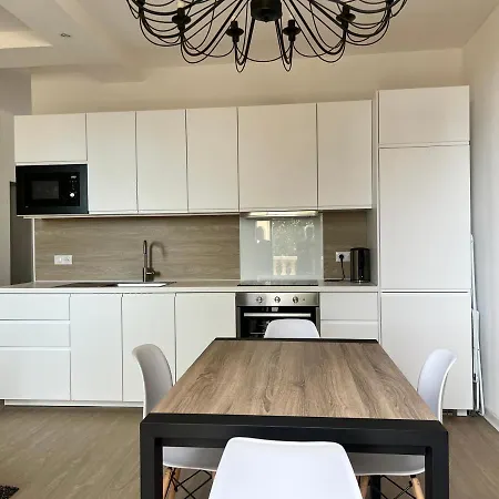 Cote Jardin: Spacious T3 Near Herault With Garden Terrace