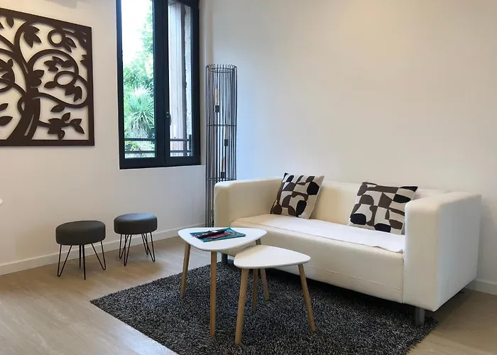 Cote Jardin Est Un Spacieux Et Lumineux T3, Entierement Renove, A 2 Pas De L'herault Et A 10min Du Bord De Proche Du Centre Historique Et Du Fabuleux Chateau Laurens, Vous Apprecierez Le Calme De Sa Belle Terrasse Et La Vue Superbe Sur Le Jardin * アグド