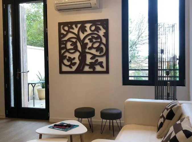 アパート Cote Jardin Est Un Spacieux Et Lumineux T3, Entierement Renove, A 2 Pas De L'herault Et A 10min Du Bord De Proche Du Centre Historique Et Du Fabuleux Chateau Laurens, Vous Apprecierez Le Calme De Sa Belle Terrasse Et La Vue Superbe Sur Le Jardin *