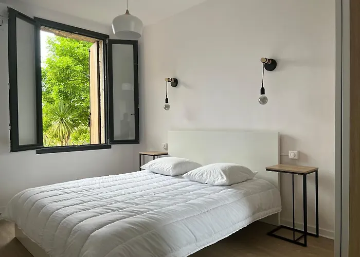 Cote Jardin Est Un Spacieux Et Lumineux T3, Entierement Renove, A 2 Pas De L'herault Et A 10min Du Bord De Proche Du Centre Historique Et Du Fabuleux Chateau Laurens, Vous Apprecierez Le Calme De Sa Belle Terrasse Et La Vue Superbe Sur Le Jardin アパート