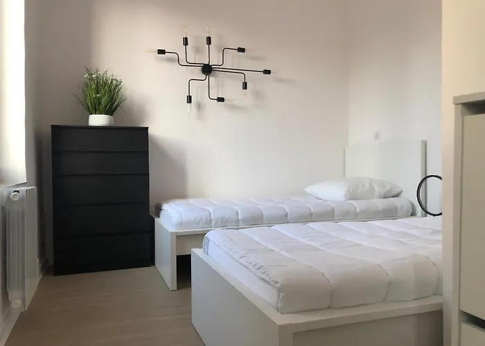 Cote Jardin Est Un Spacieux Et Lumineux T3, Entierement Renove, A 2 Pas De L'herault Et A 10min Du Bord De Proche Du Centre Historique Et Du Fabuleux Chateau Laurens, Vous Apprecierez Le Calme De Sa Belle Terrasse Et La Vue Superbe Sur Le Jardin *