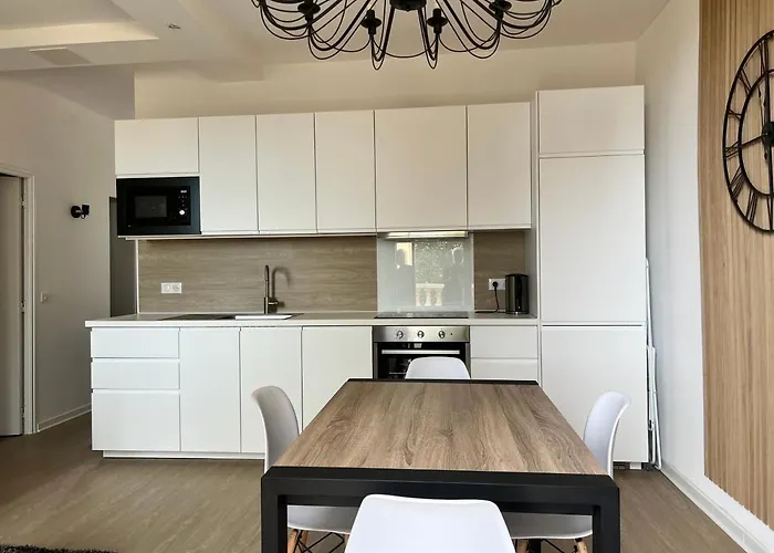 Cote Jardin Est Un Spacieux Et Lumineux T3, Entierement Renove, A 2 Pas De L'herault Et A 10min Du Bord De Proche Du Centre Historique Et Du Fabuleux Chateau Laurens, Vous Apprecierez Le Calme De Sa Belle Terrasse Et La Vue Superbe Sur Le Jardin