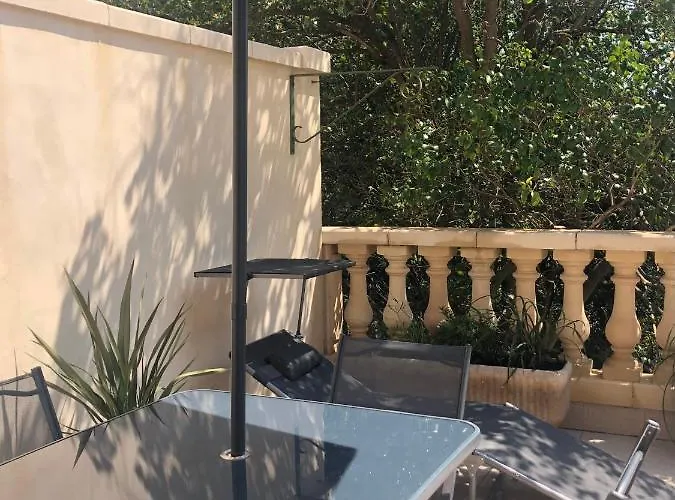 Cote Jardin Est Un Spacieux Et Lumineux T3, Entierement Renove, A 2 Pas De L'herault Et A 10min Du Bord De Proche Du Centre Historique Et Du Fabuleux Chateau Laurens, Vous Apprecierez Le Calme De Sa Belle Terrasse Et La Vue Superbe Sur Le Jardin *